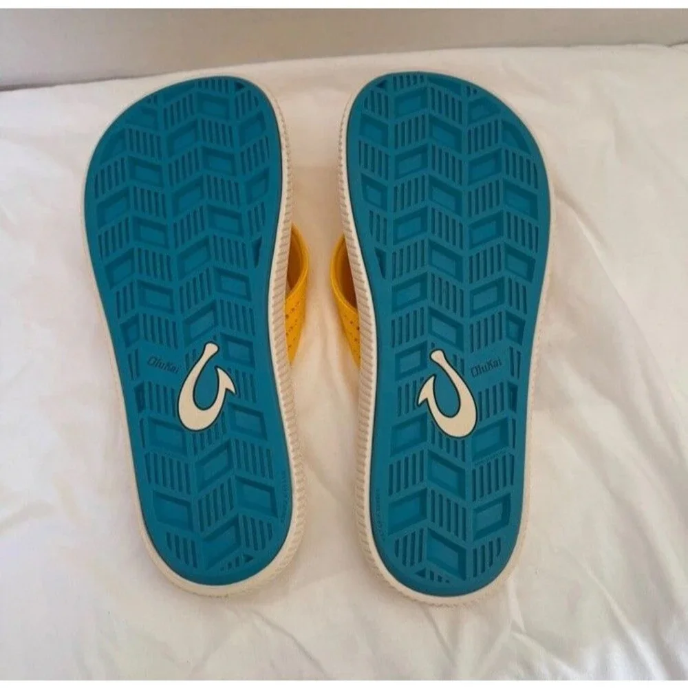 OluKai Ulele Sandals Mens 11 Yellow Hibiscus Water Resistant 10435-3H3H NWT
